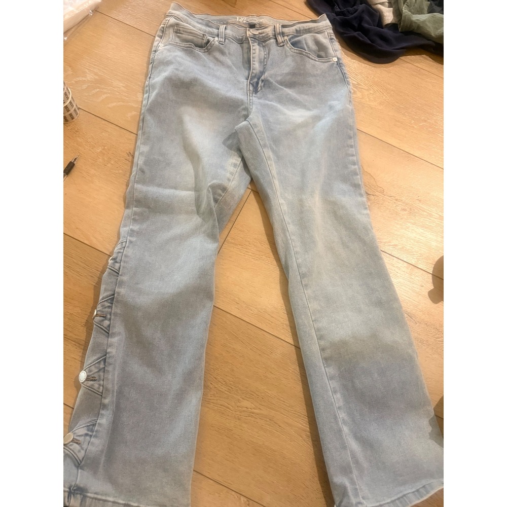 Diane Gilman DG2 Light Wash Straight Leg Jeans with Side Button Detail 8P